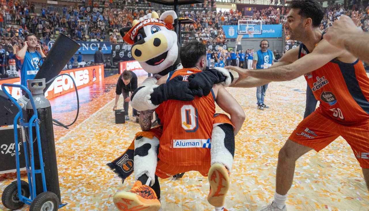 Didac Cuevas abrazado a la mascota del Básquet Coruña tras el ascenso