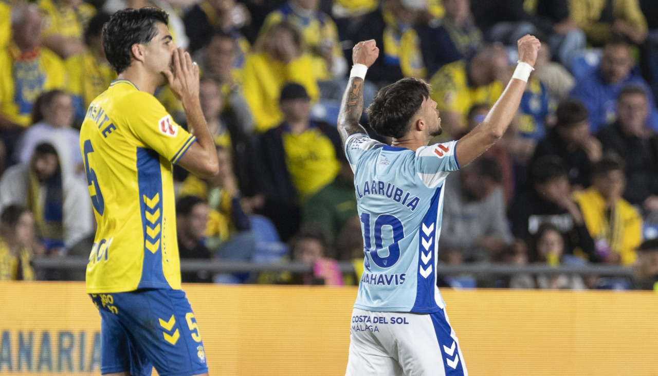 David Larrubia celebra con un beso al cielo su gol que adelanta al Málaga en la eliminatoria