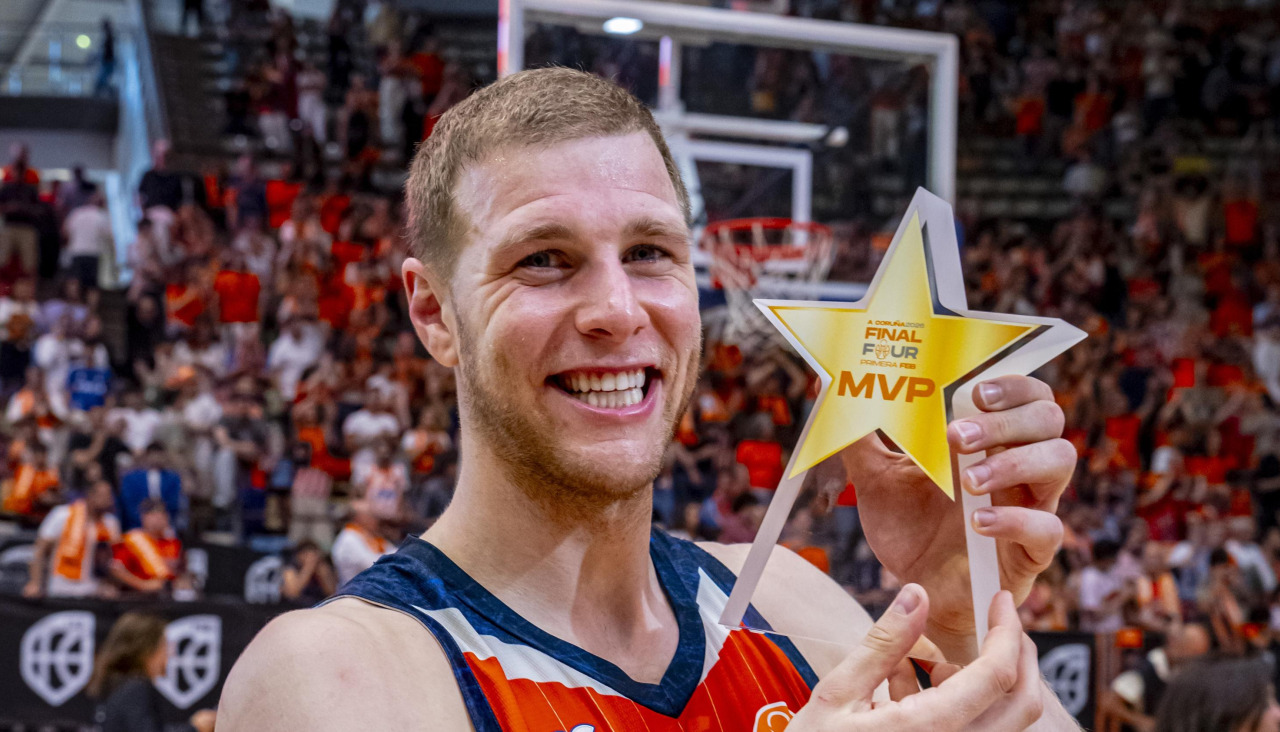 Paul Jorgensen con el premio a MVP de la Final Four