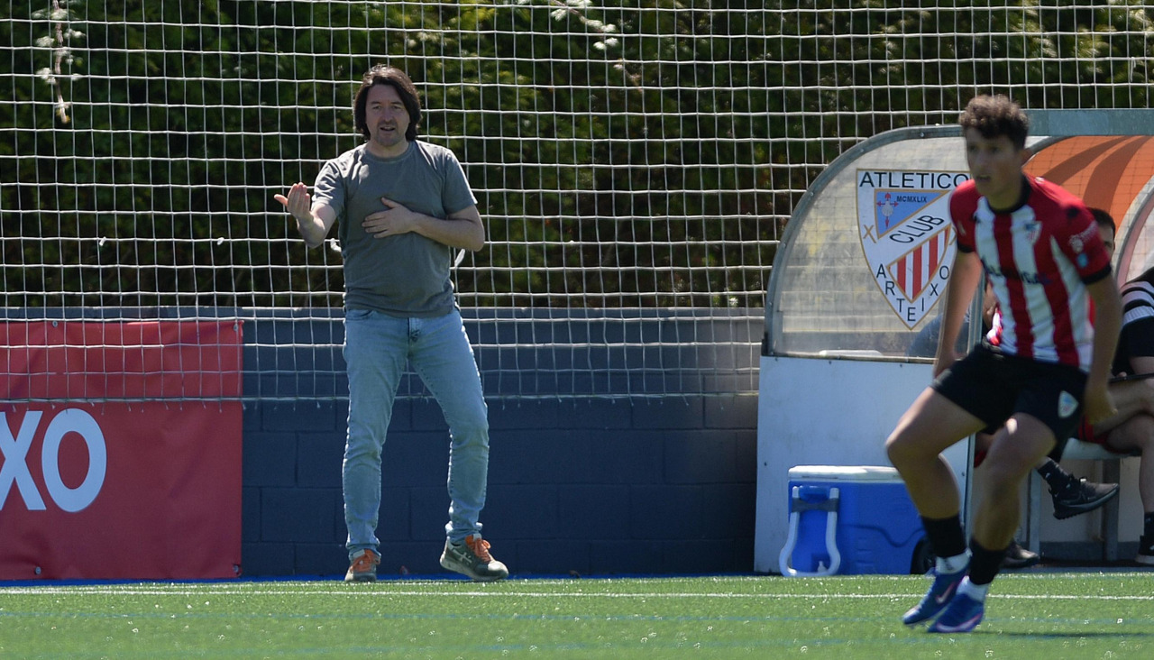 Secho Martínez, entrenador del Compostela, durante el partido de ida contra el Arteixo de la final gallega por el ascenso a Segunda RFEF