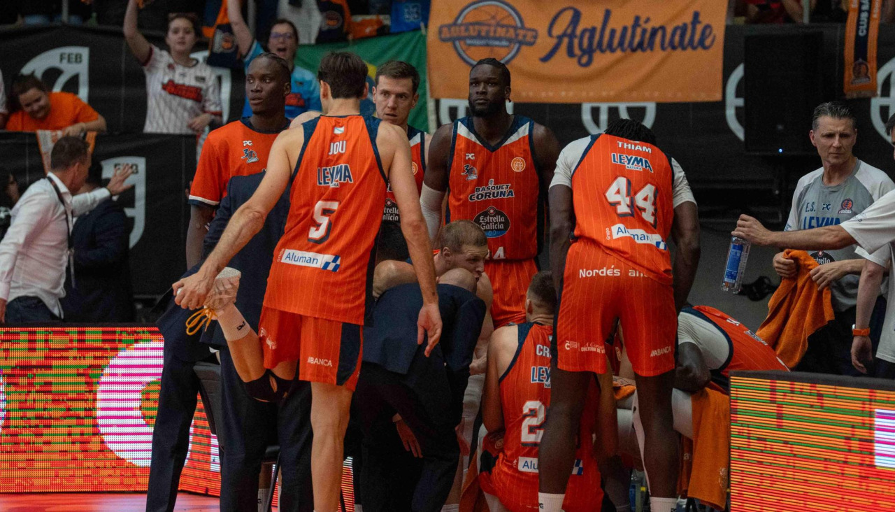 El tiempo muerto que cambió la final entre Básquet Coruña y Estudiantes