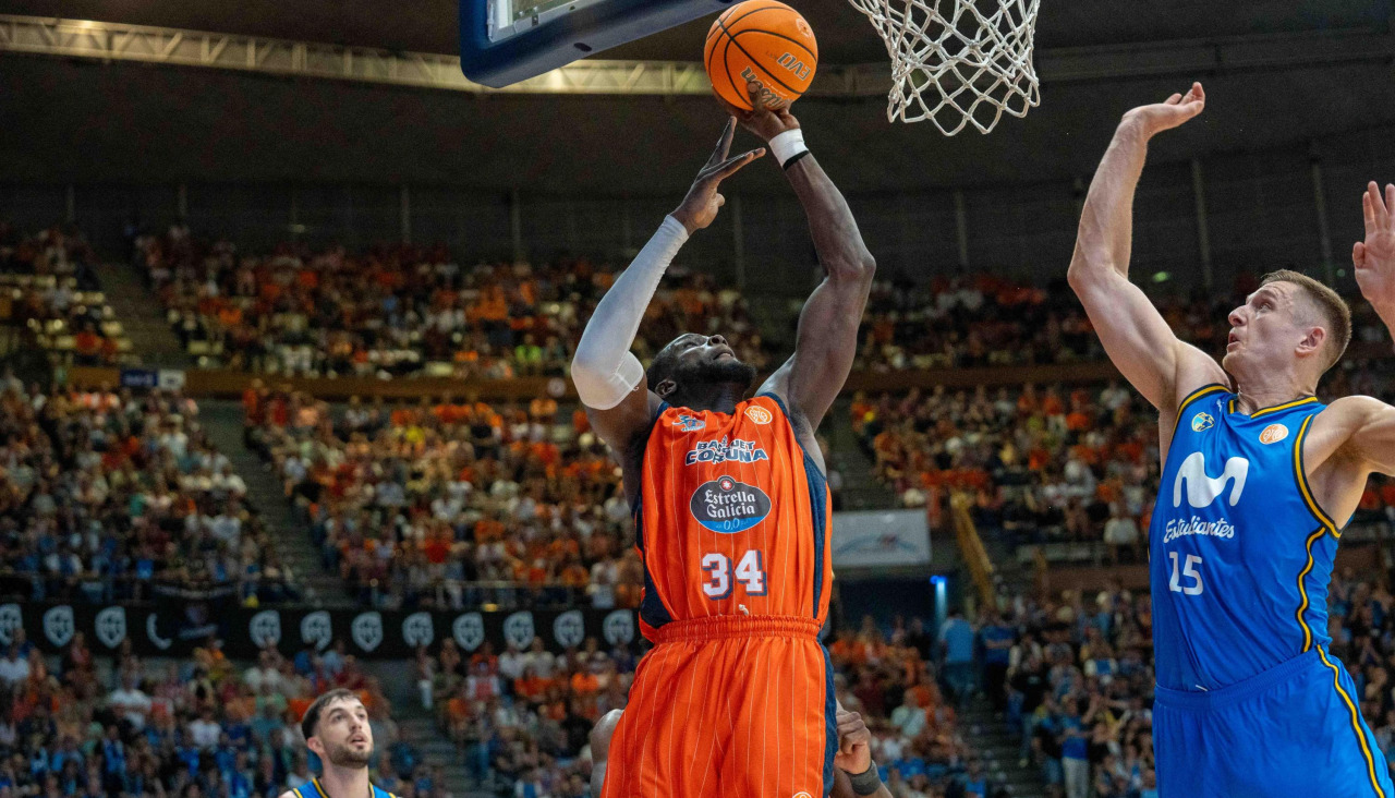 Mus Barro intenta anotar en la final del playoff de ascenso a la ACB entre el Básquet Coruña y el Estudiantes