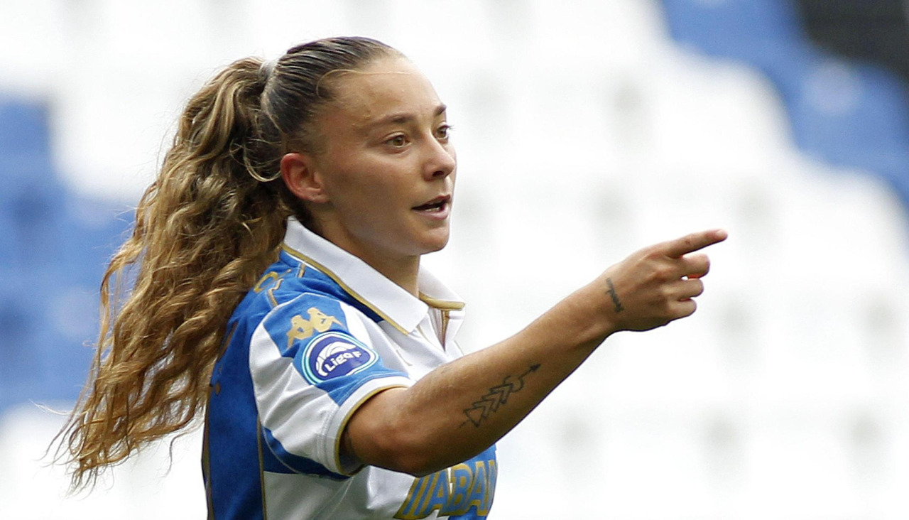 Ainhoa Marín celebra un gol