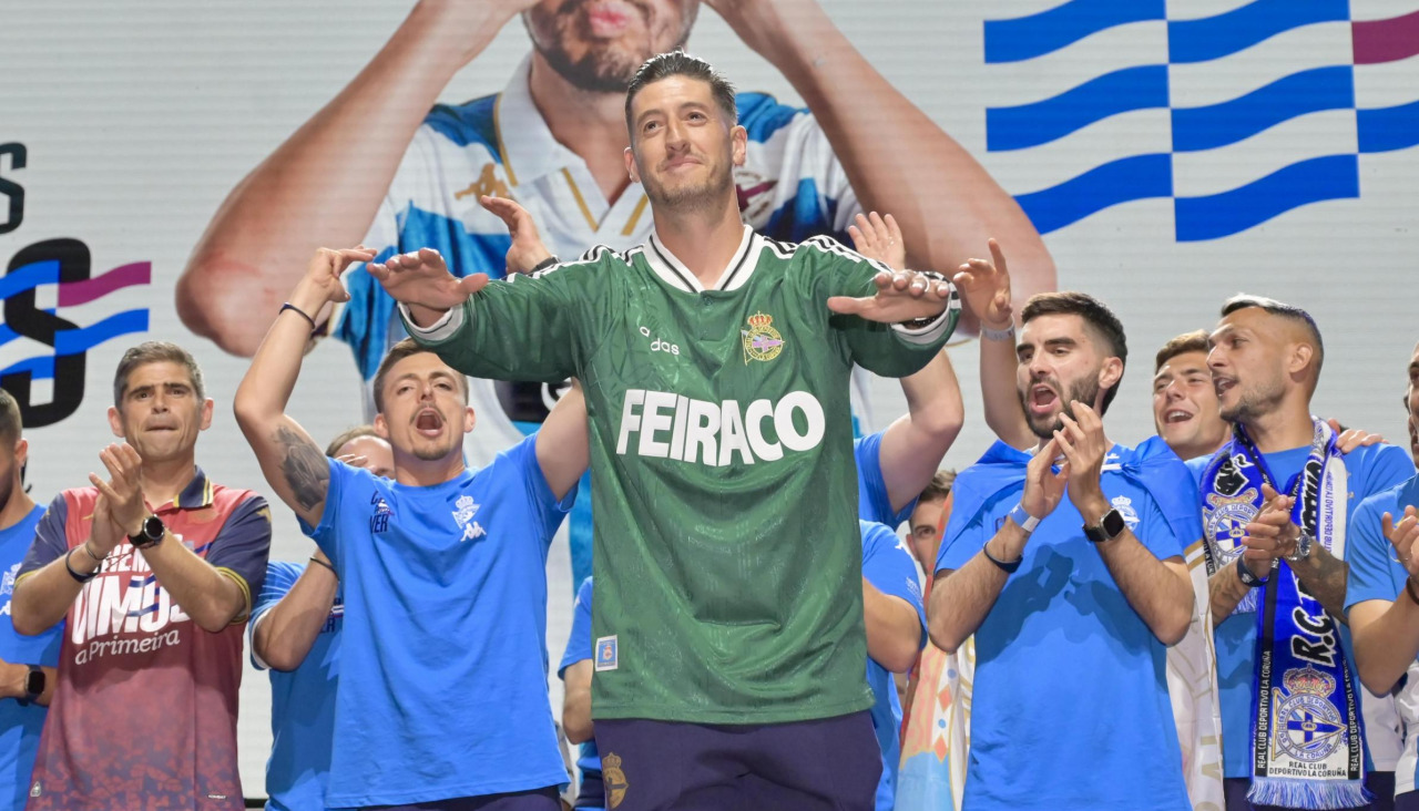 Sergio Escudero celebrando en la Fan Zone de la explanada de Riazor