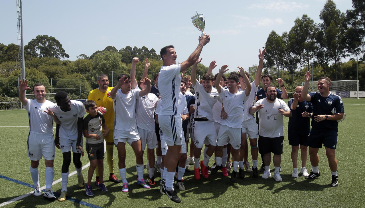 El Montañeros celebra el título de la Copa Diputación de A Coruña 2025 en el campo de A Marola