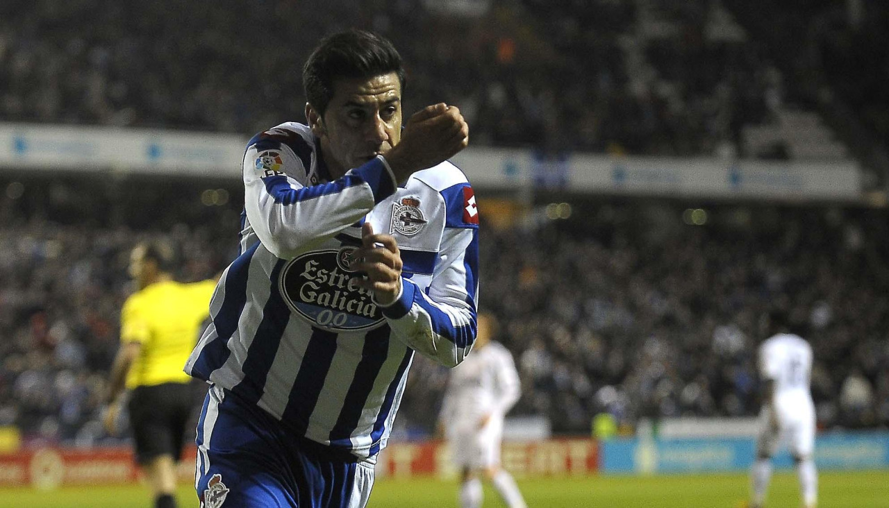 Riki celebra un gol ante el Real Madrid en la temporada 2012-13, en la que sus 13 dianas no fueron suficientes para salvar al Deportivo
