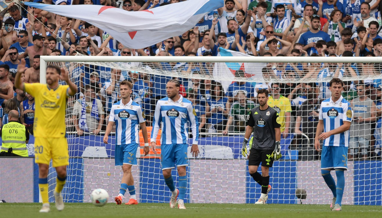 Arnau Comas, José Ángel, Germán Parreño y Dani Barcia, tras encajar un gol de Las Palmas