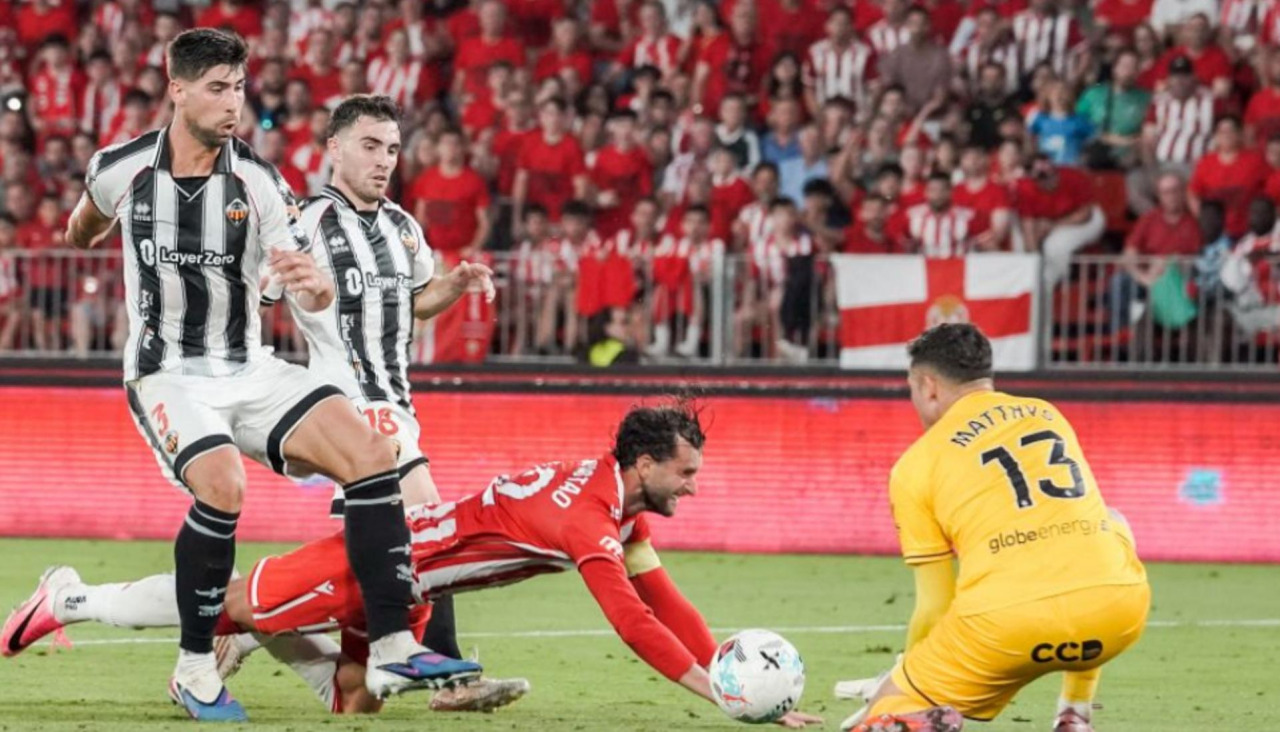 Lance del partido de vuelta de semifinales del playoff de ascenso a Primera entre Almería y Castellón