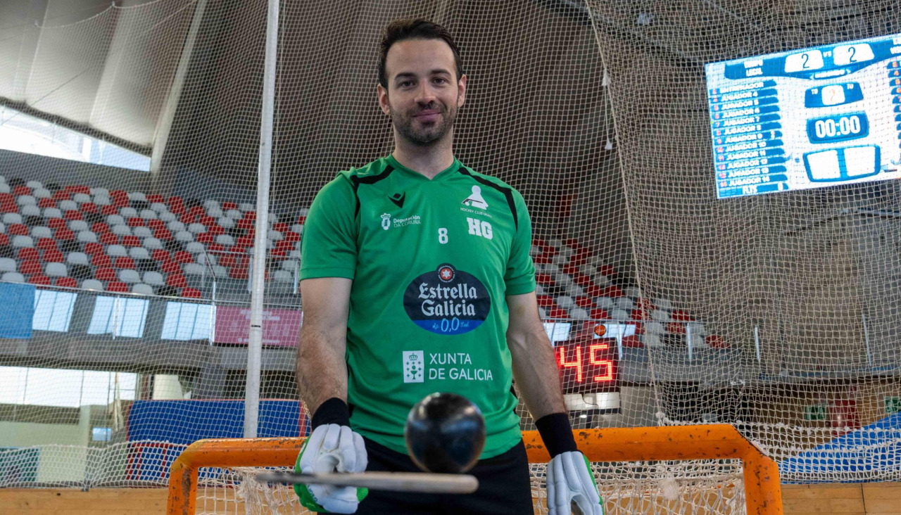 Dava Torres, capitán del Liceo, hace equilibrio con la bola y el stick