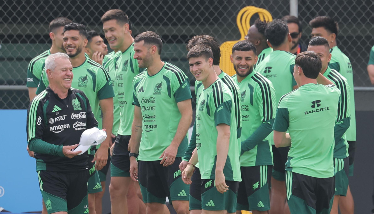 Javier Aguirre, seleccionador de México, da instrucciones a sus jugadores durante un entrenamiento previo al partido