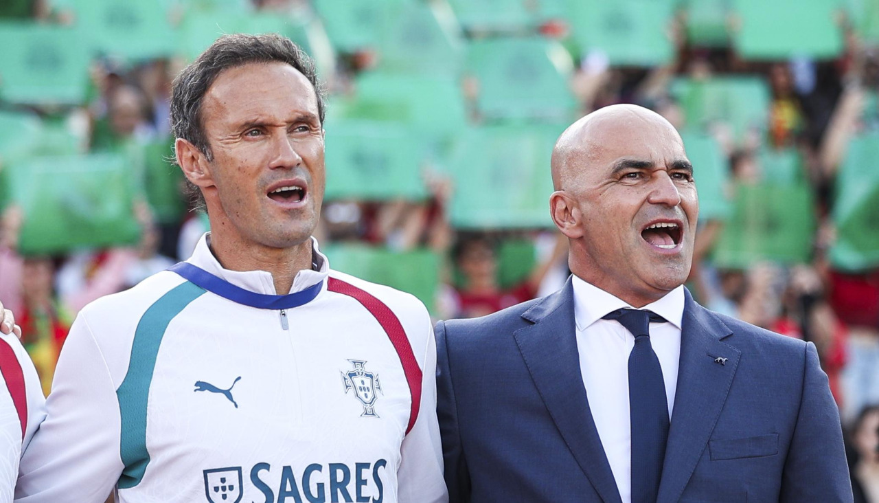 El español Roberto Martínez canta el himno portugués junto a su ayudante Ricardo Carvalho en el reciente amistoso de la selección lusa contra Chile en Lisboa