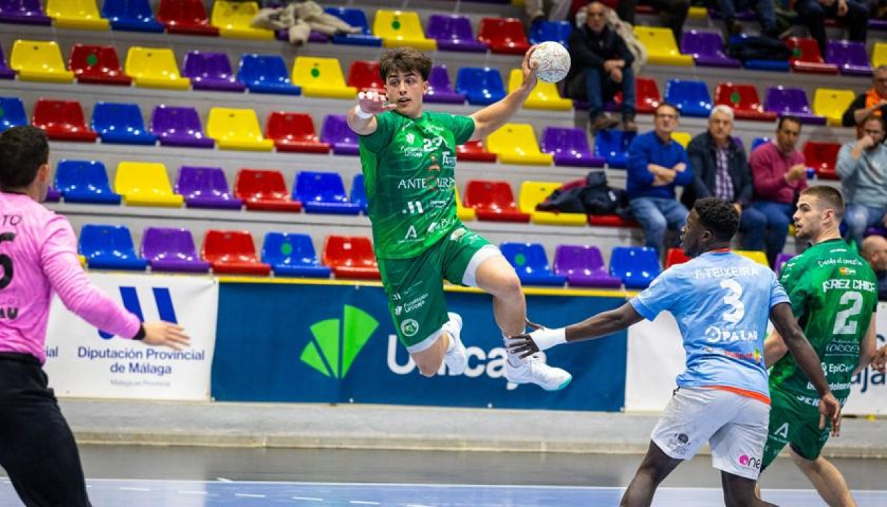 Jacob Díaz lanza a puerta en un partido de su primera etapa en el Los Dólmenes