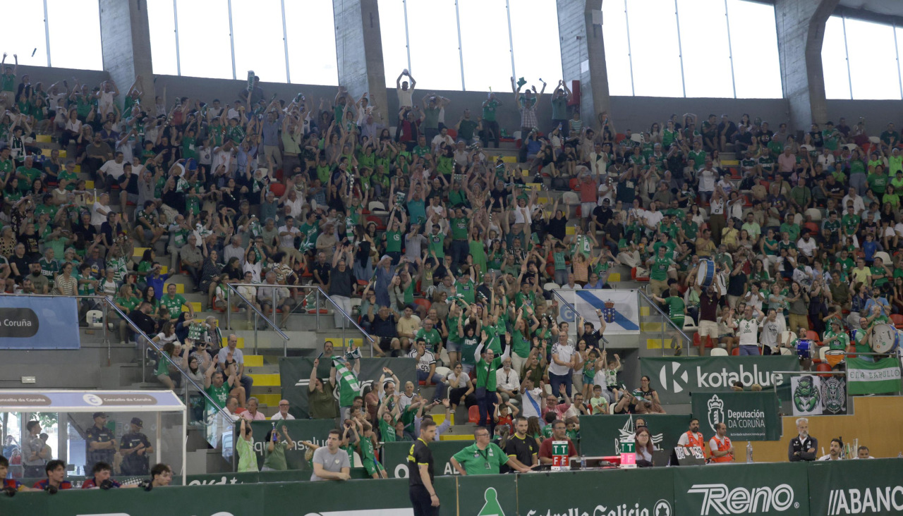 Unos 4.000 aficionados acudieron ayer al Palacio e incluso hicieron la ola