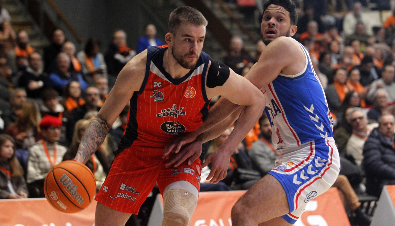 Dino Radončić ataca la defensa de Eddy Polanco durante el partido contra Alicante en el Coliseum