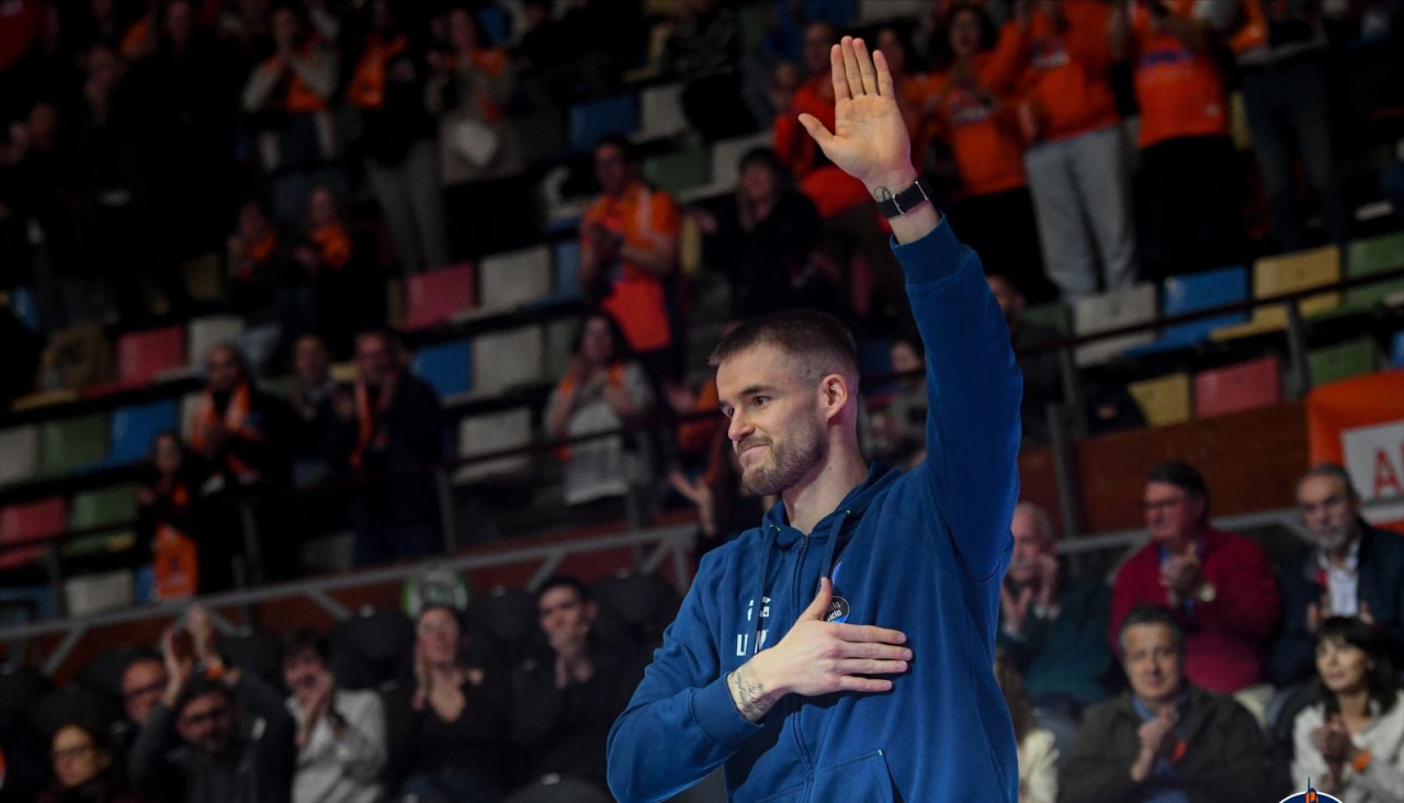 Dino Radoncic agradece a la afición el cariño el día de su despedida contra Tizona