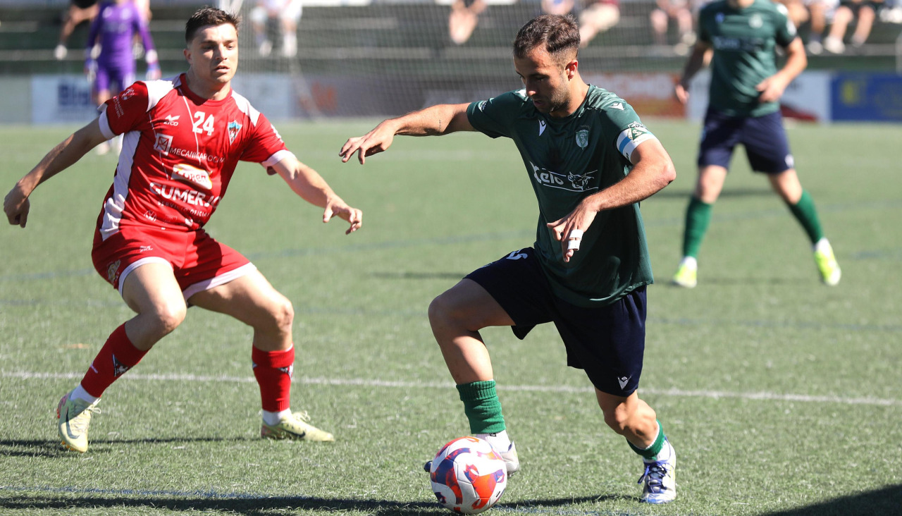 Segade, atacante del San Tirso que causa baja por lesión, en el duelo de semifinales ante el Atios