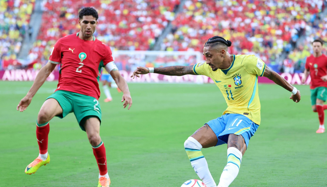 Hakimi y Raphinha en el Marruecos-Brasil