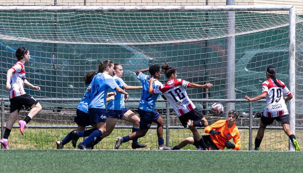 Joana Montouto, en el remate que supuso el gol del Atlético San Pedro