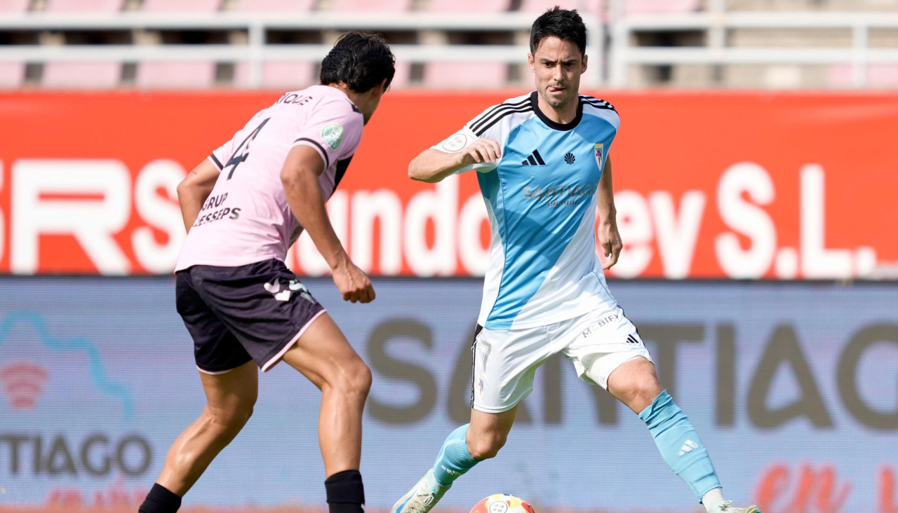 Armental, atacante del Compostela, durante el partido contra el Badalona