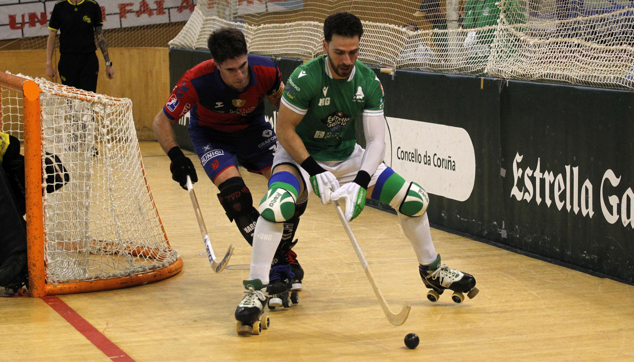 Nuno Paiva conduce la bola defendido por Marc Carol en el segundo partido de la final entre el Liceo y el Igualada disputado en el Palacio