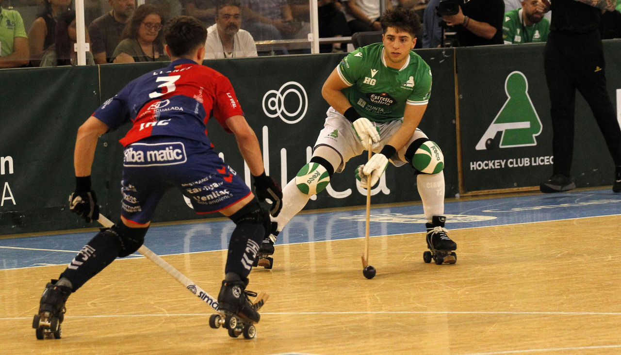 Acción de Nil Cervera durante el segundo partido de la final de la OK Liga