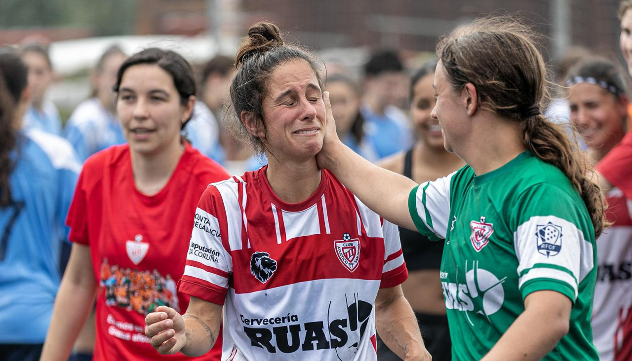 Joana Montouto, visiblemente emocionada, celebra el ascenso con su compañera Aroa Naya