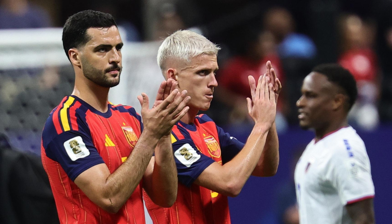 Mikel Merino y Dani Olmo agradecen a la afición desplazada el apoyo al finalizar el partido