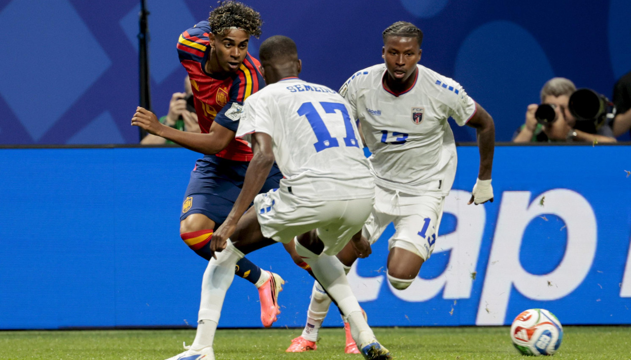 El delantero de España Lamine Yamal ante los jugadores de Cabo Verde Willy Semedo y Sidny Cabral (13) durante el partido del grupo H del Mundial 2026 en el Estadio Atlanta