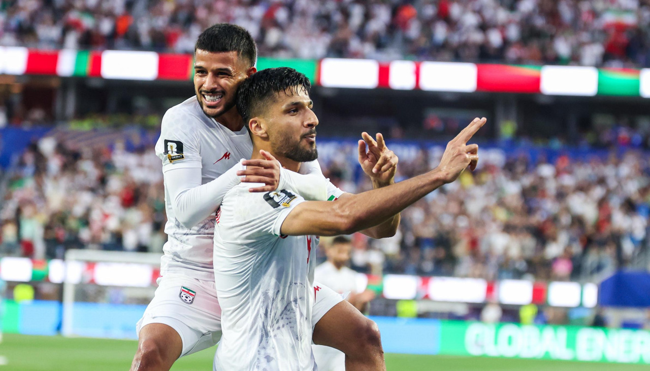 LOS ANGELES (United States), 16/06/2026.- Iran midfielder Mehdi Ghayedi (L) and forward Mohammad Mohebi celebrate after Mohebi scored a goal in the second half during the FIFA World Cup 2026 group stage match Iran against New Zealand, in Los Angeles, California, USA, 15 June 2026. (Nueva Zelanda) EFE/EPA/CHRIS TORRES