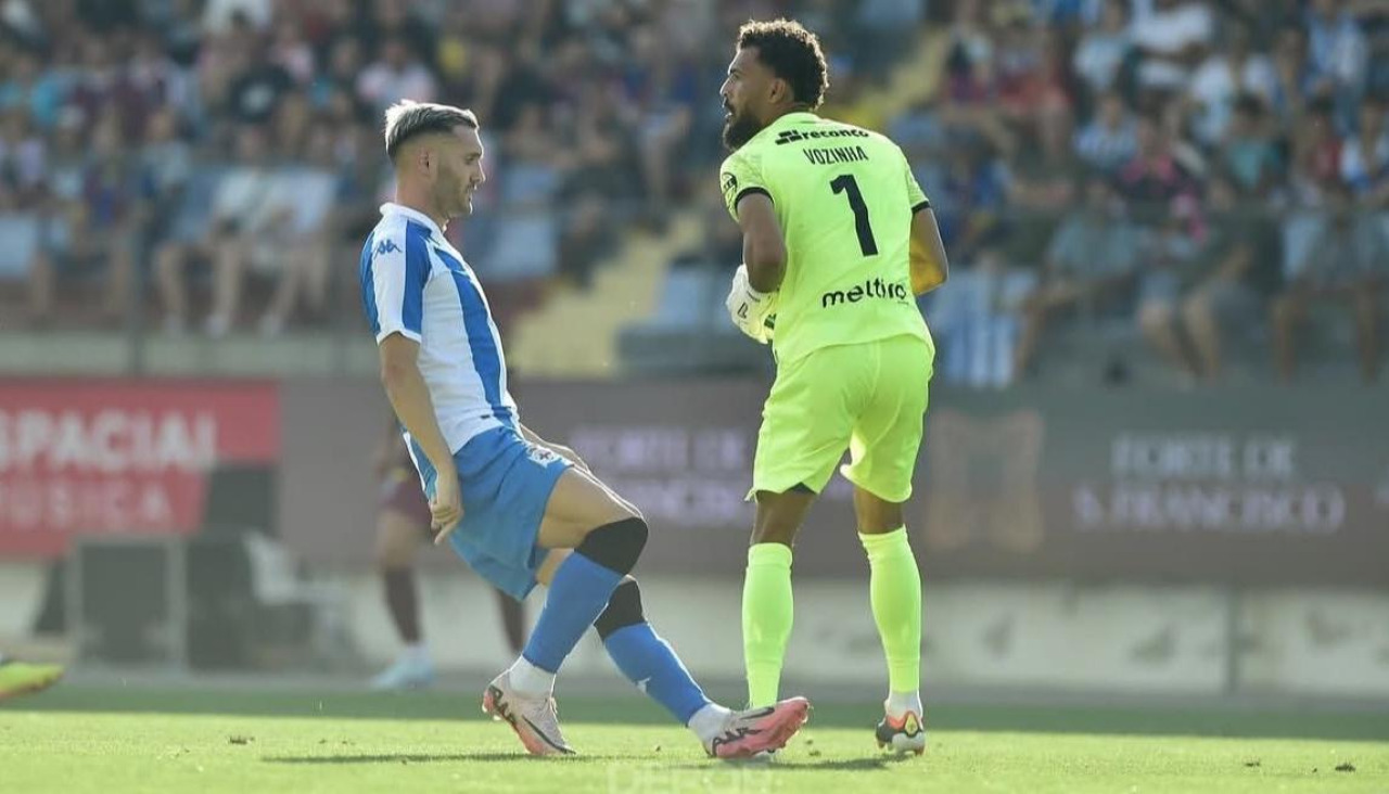 Vózinha atrapa el balón frente a Lucas Pérez