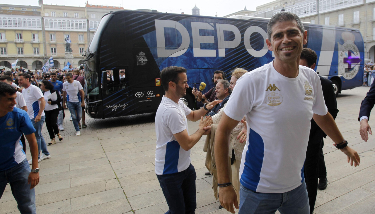 Antonio Hidalgo, en la plaza de María Pita durante las celebraciones del ascenso