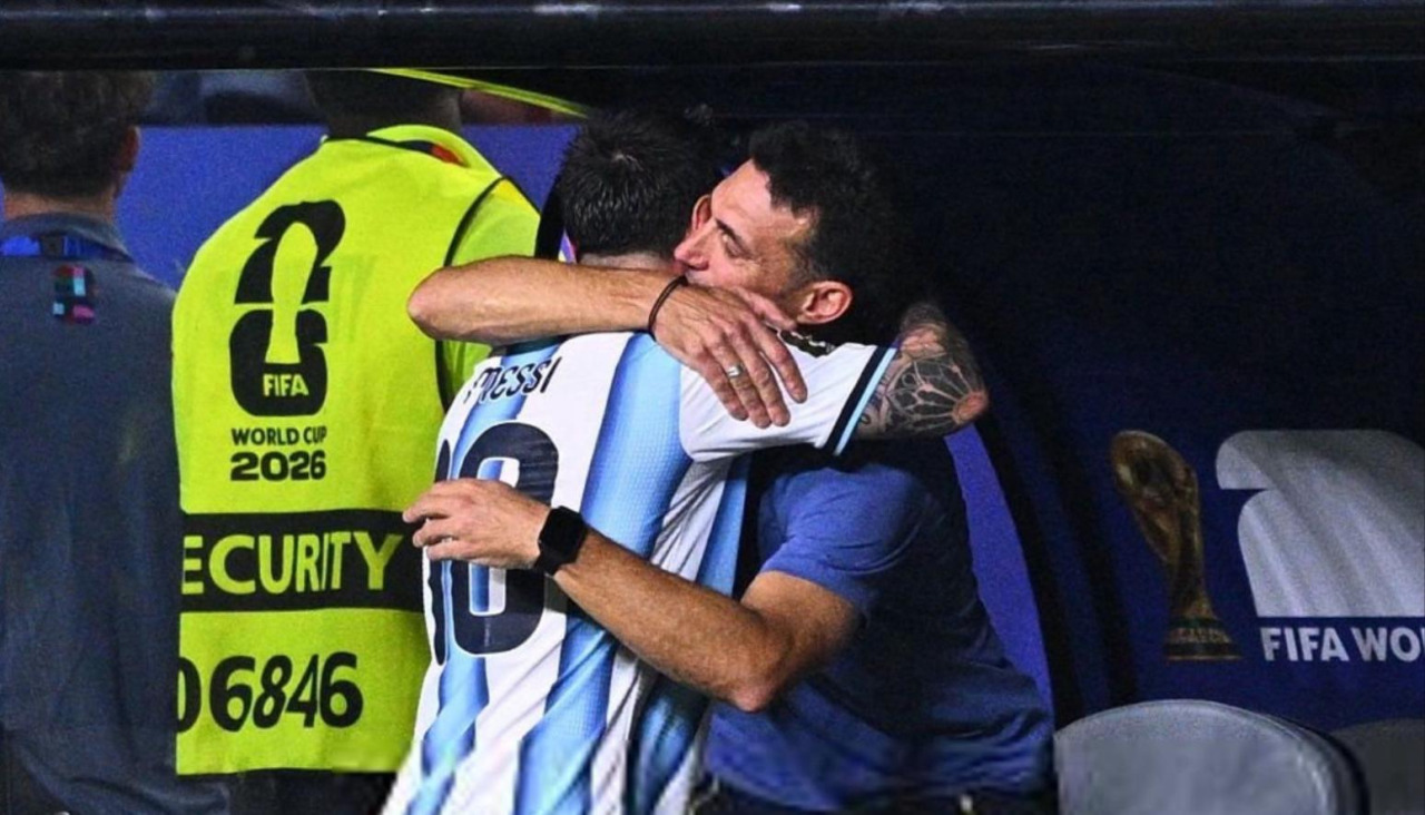 Messi y Scaloni se funden en un emotivo abrazo en el partido ante Argentina