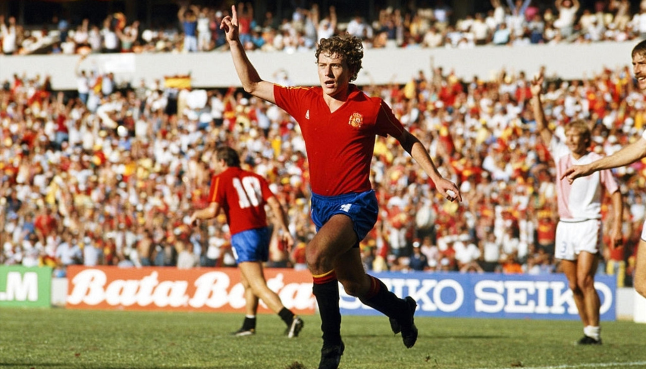 Emilio Butragueño celebra el tercero de sus cuatro goles a Dinamarca en el partido de los octavos de final del Mundial de 1986