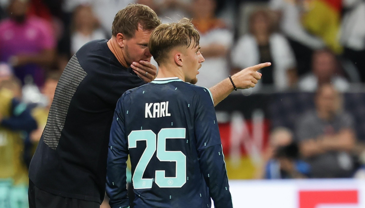 El alemán Lennart Karl recibe instrucciones de Julian Nagelsmann