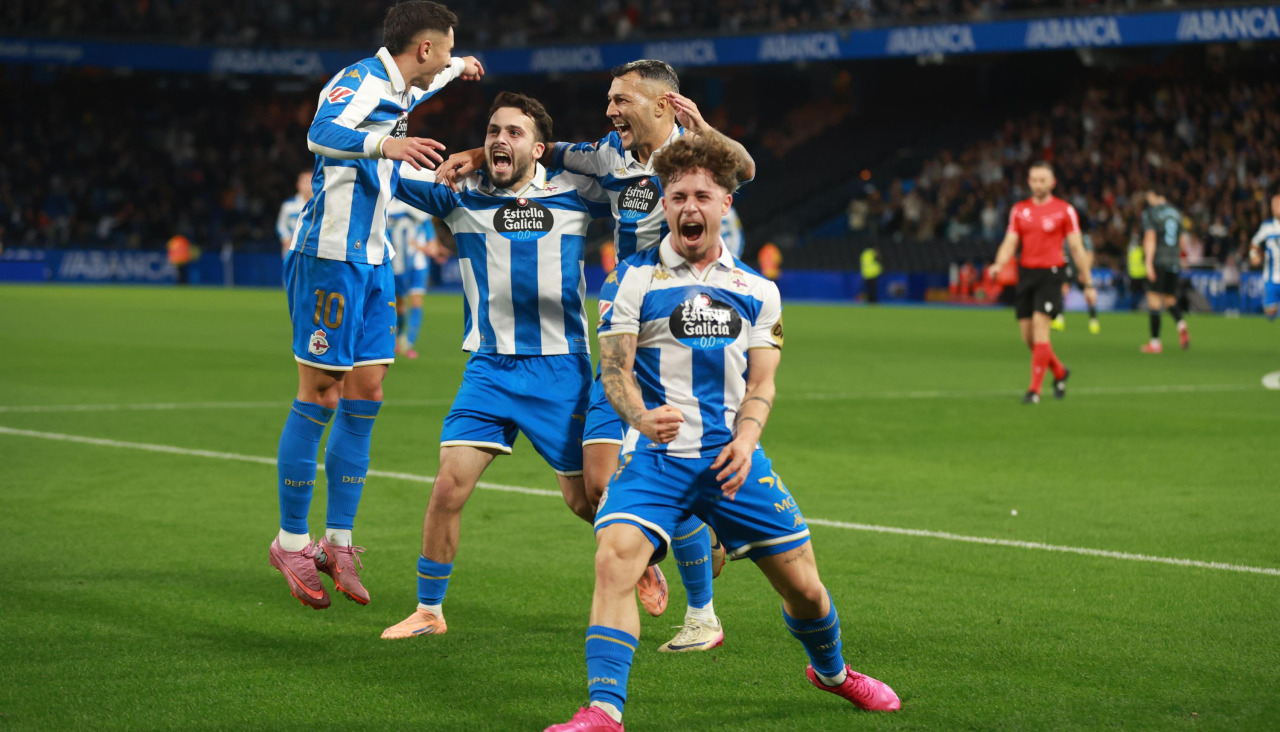 Yeremay, Mella, Soriano y Stoichkov celebran un gol anotado en Riazor