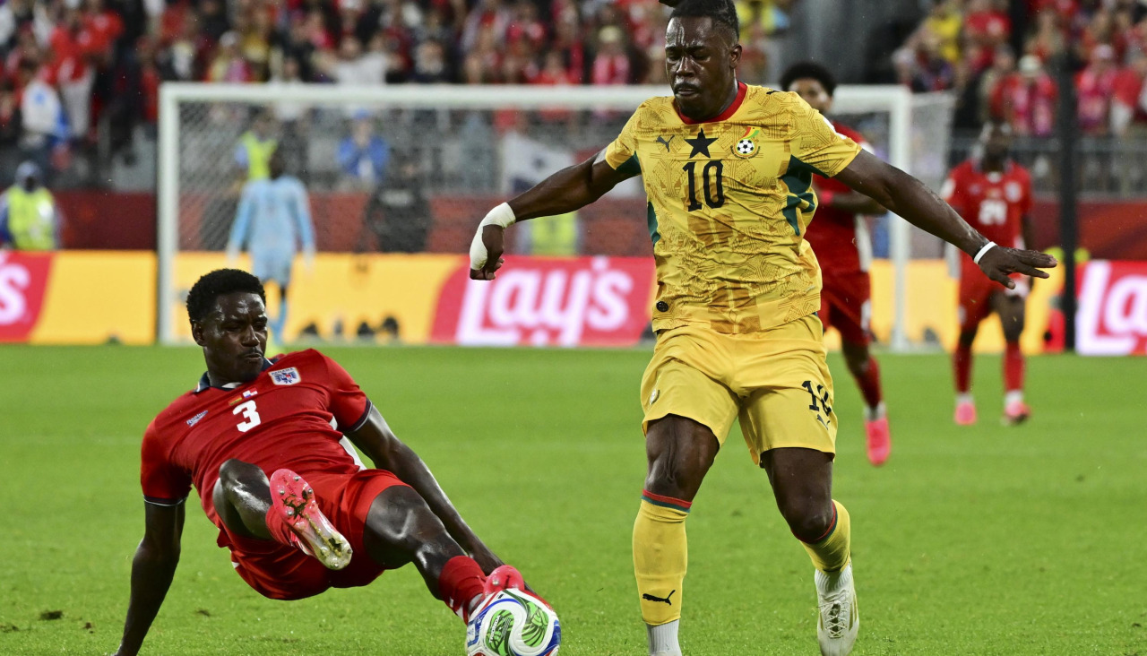 Asante se lleva un balón ante Córdoba en el Ghana-Panamá