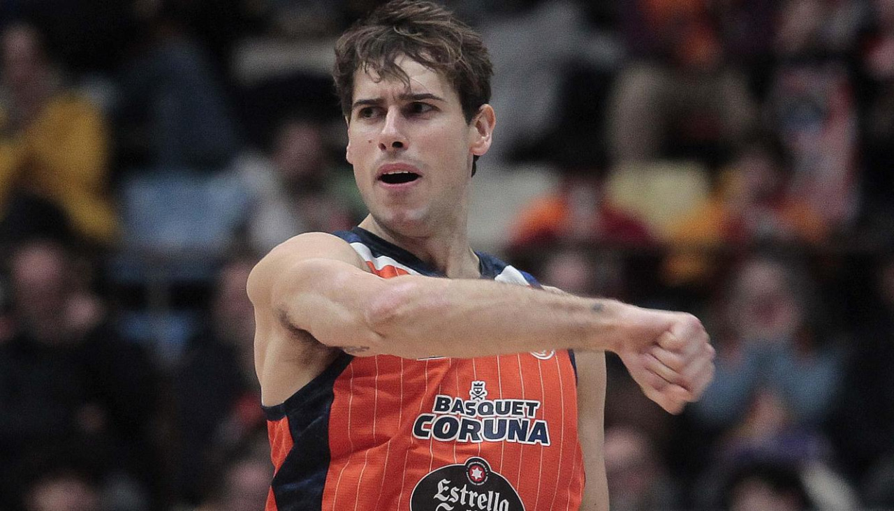 Guillem Jou, cocapitán del Leyma 2025-26, durante el partido contra el Bàsquet Palma en el Coliseum