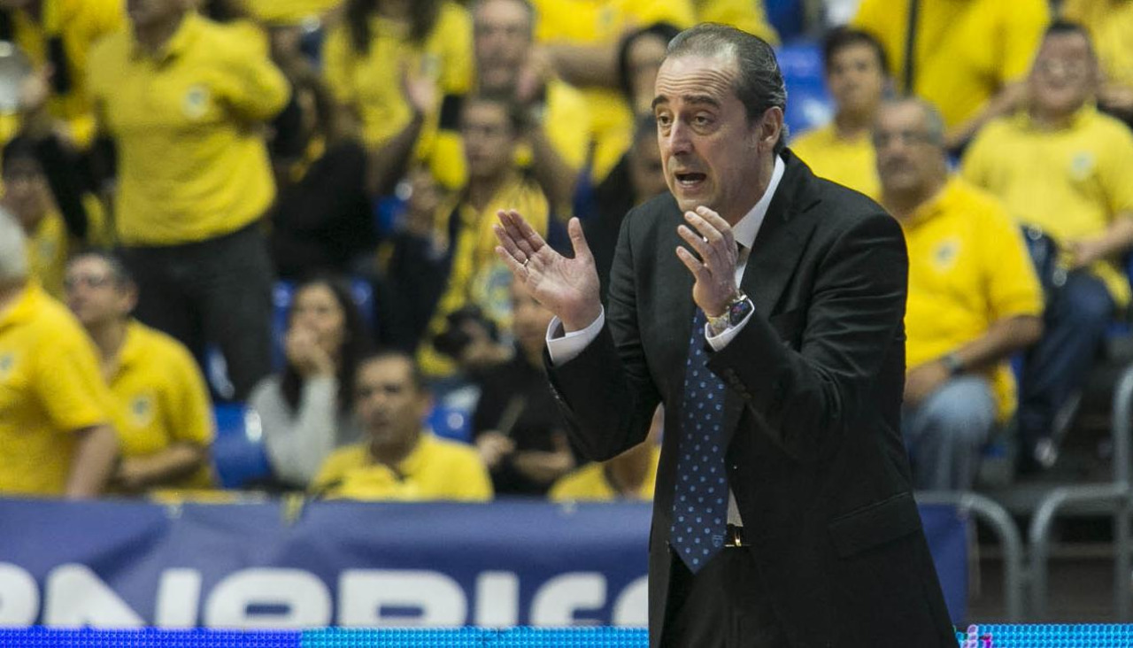 Txus Vidorreta dirigiendo un partido del Tenerife