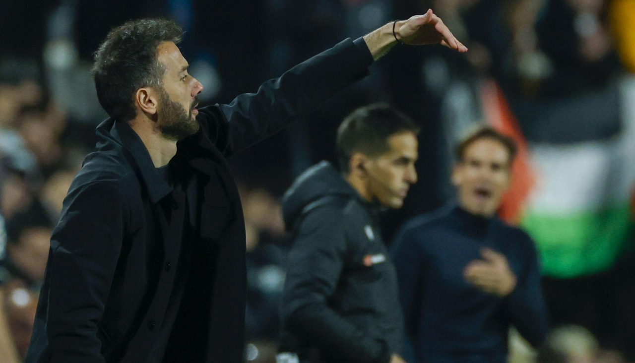El entrenador del Valencia, Carlos Corberán, durante el partido de la jornada 14 de LaLiga que Rayo Vallecano y Valencia CF
