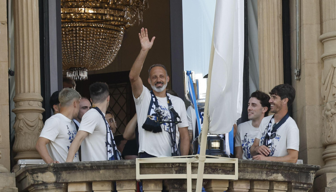 El entrenador de la Real Sociedad, Pellegrino Matarazzo (c), saluda desde el balcón del Ayuntamiento durante la celebración por el título de la Copa del Rey