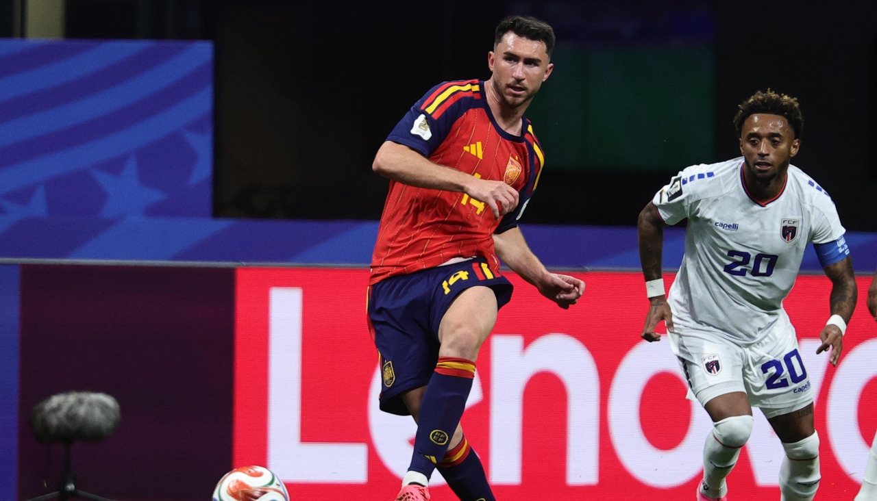 ATLANTA (United States), 15/06/2026.- Aymeric Laporte (L) of Spain and Ryan Mendes of Cape Verde in action during the FIFA World Cup 2026 group stage match Spain vs Cabo Verde, in Atlanta, USA, 15 June 2026. (Cabo Verde, España) EFE/EPA/RONALD WITTEK