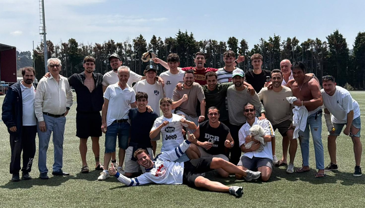 Los jugadores del Silva posan en A Grela tras el Badalona-Compostela que les asegura la permanencia en Tercera RFEF