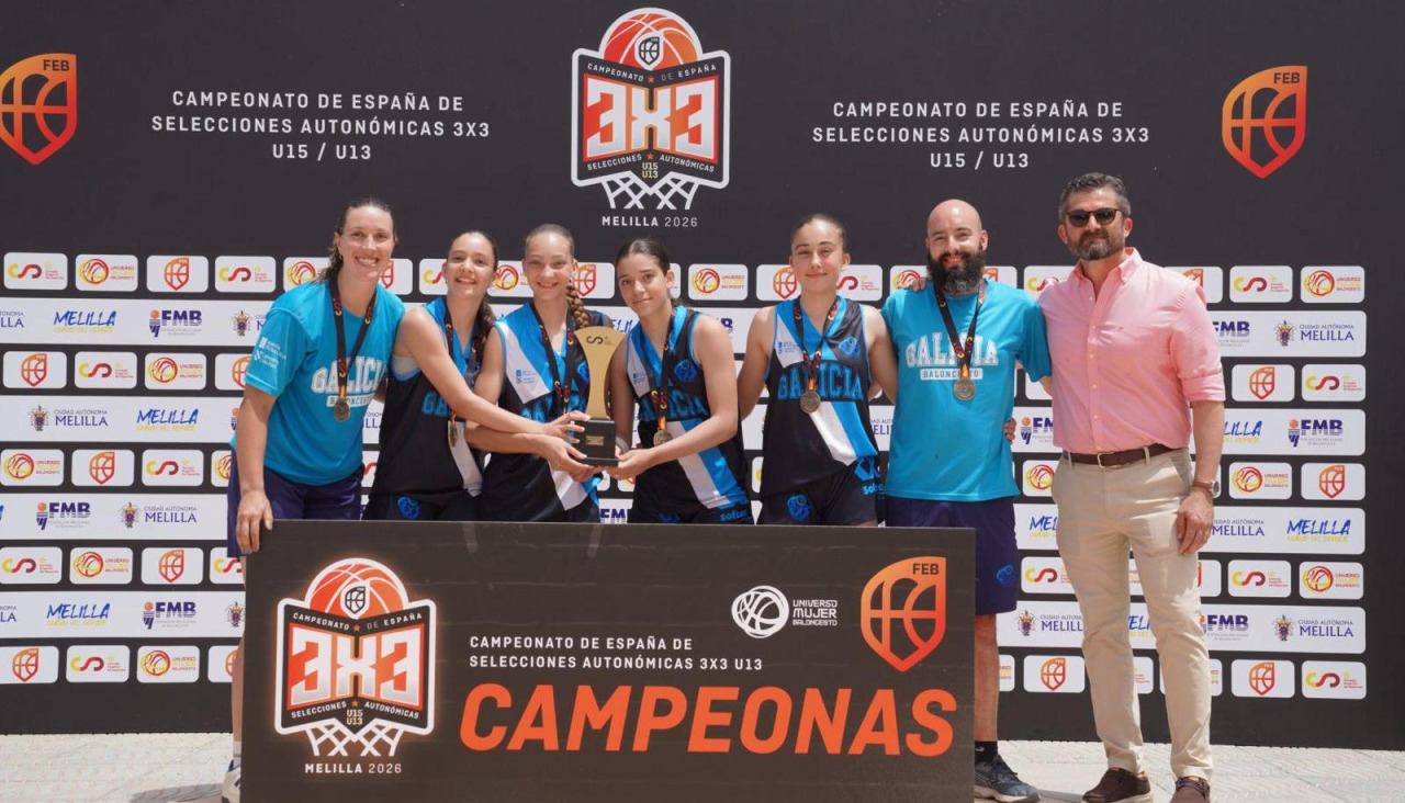 Andrea Pérez ‘Porri’ y sus jugadoras posan con el trofeo de campeonas de España
