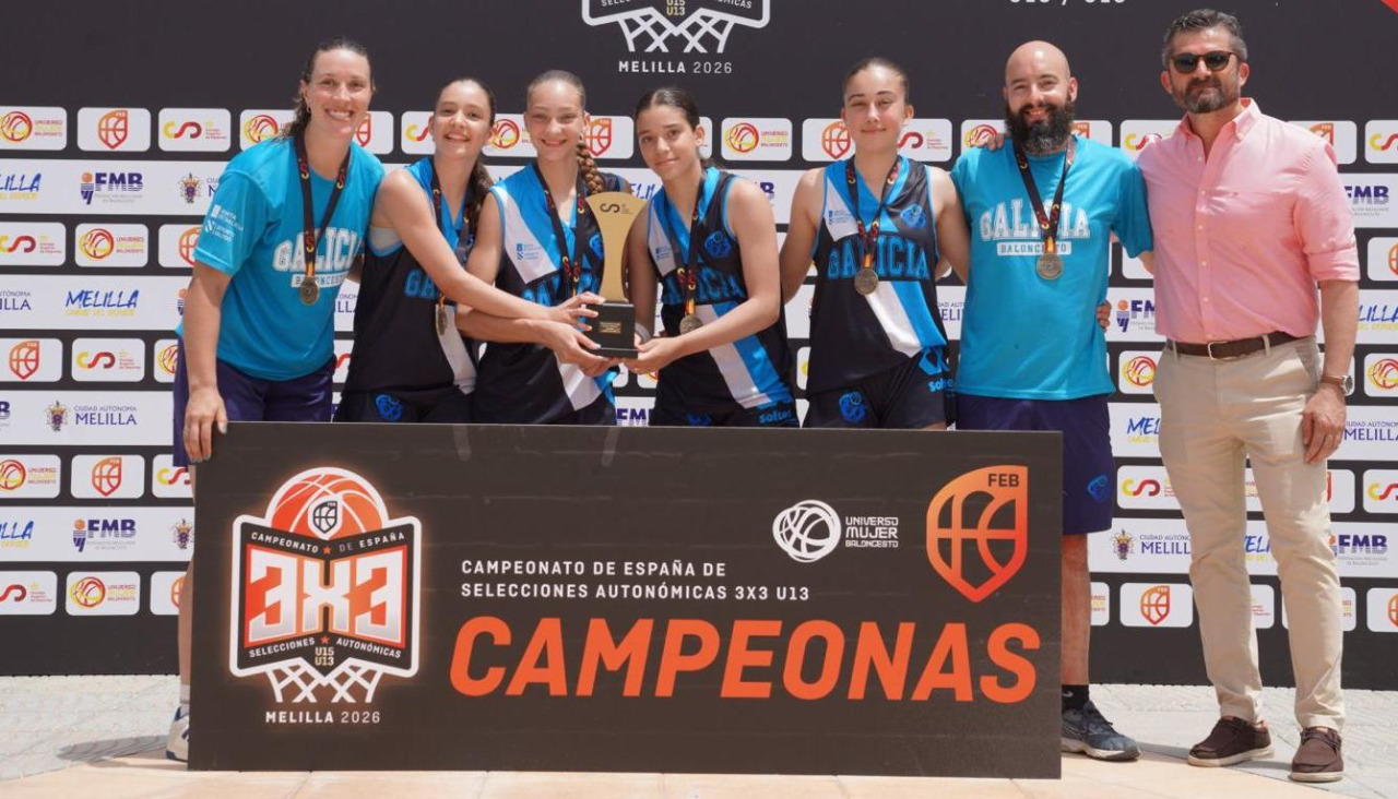 Andrea Pérez ‘Porri’ y sus jugadoras posan con el trofeo de campeonas de España