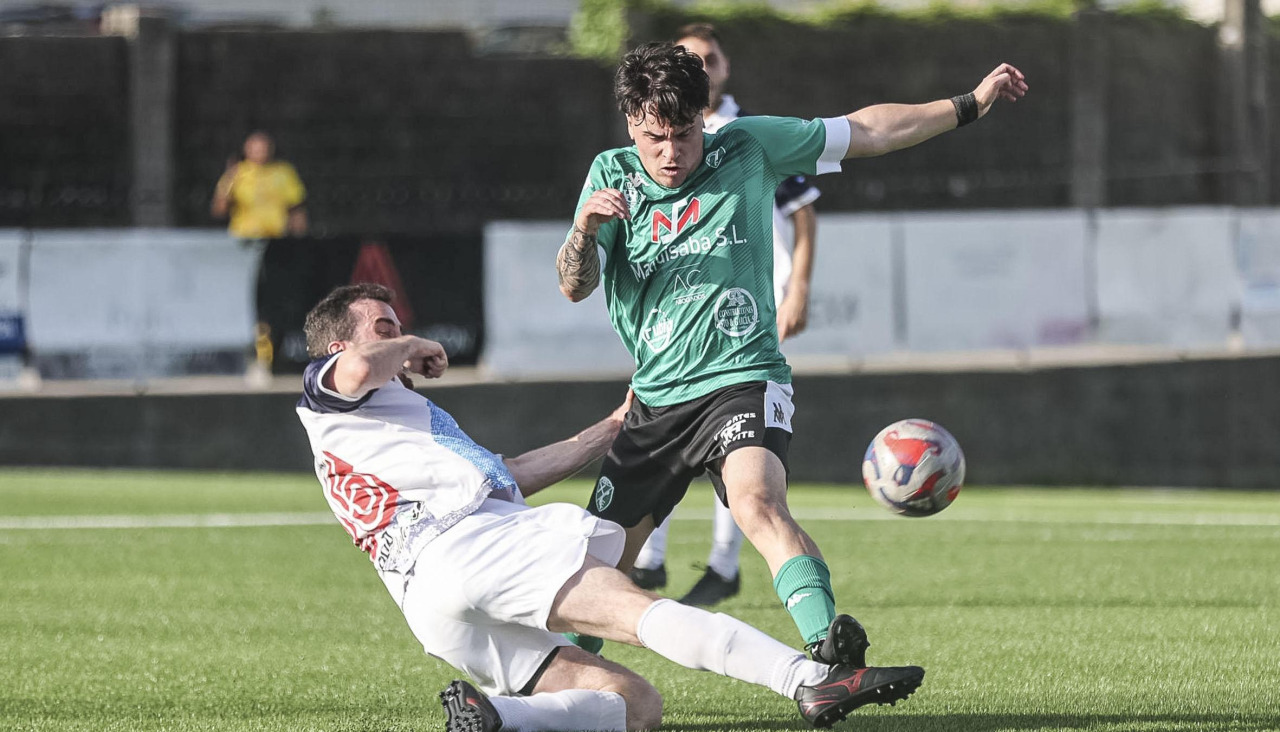 Acción del Xallas-Atlético Castros, que terminó con empate sin goles