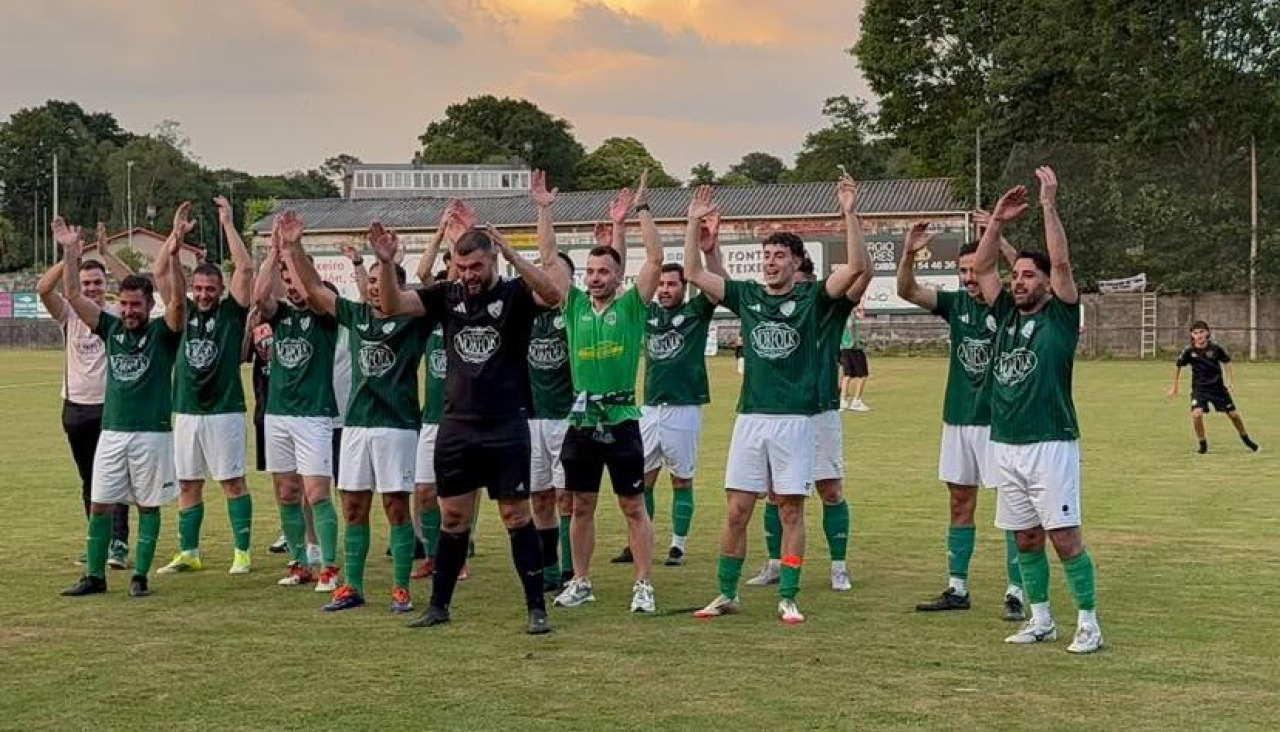 Los jugadores del Teixeiro, tras lograr el ascenso