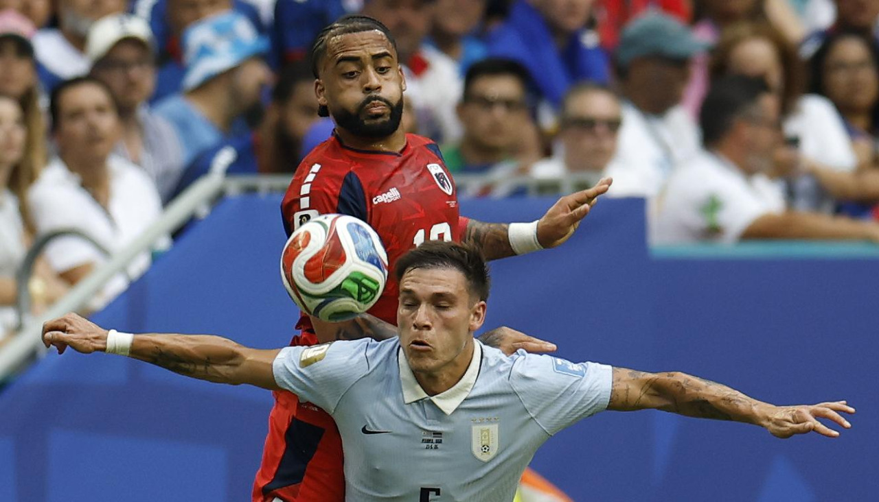 Manuel Ugarte, de Uruguay, disputa el balón con Telmo Arcanjo, de Cabo Verde