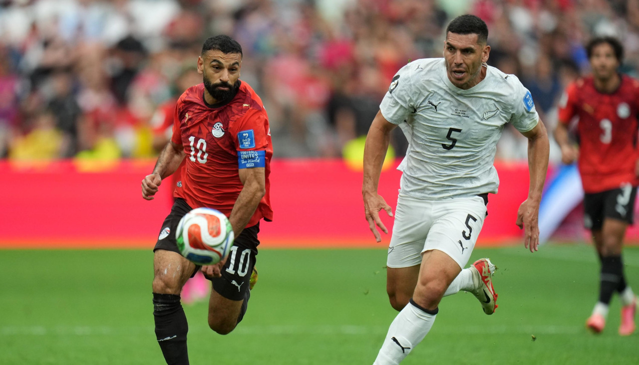 Mohamed Salah, de Egipto, y Michael Boxall, de Nueva Zelanda, pelean por el esférico