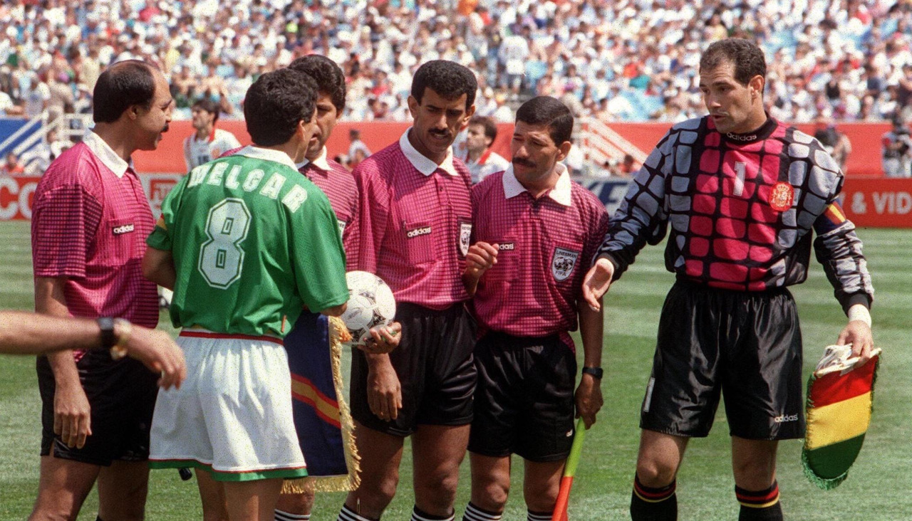 Sorteo de campos del partido de la primera fase del Mundial de 1994 entre Bolivia y España, con Milton Melgar y Andoni Zubizarreta como capitanes