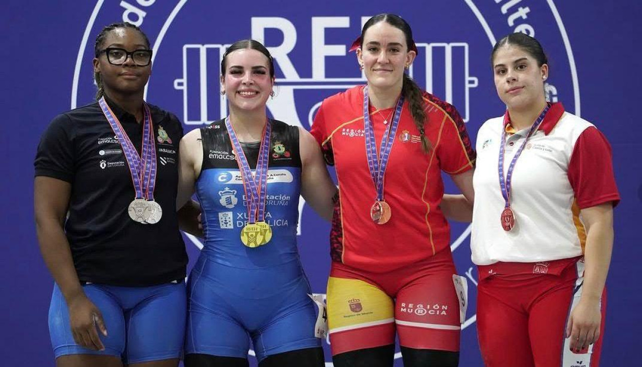 Irene Blanco, segunda por la izquierda, se colgó los tres oros de la categoría de 86 kilos
